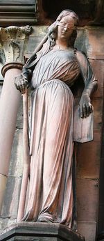 Darstellungen der Ecclesia und der Synagoga findet man an vielen Kirchen – hier die Synagoga am Straßburger Münster, dargestellt mit verbundenen Augen, zerbrochener Fahne und Gebotstafeln